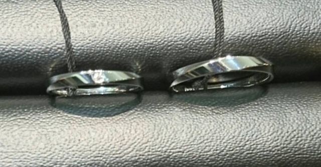 太めでねじれたデザイン性のある指輪