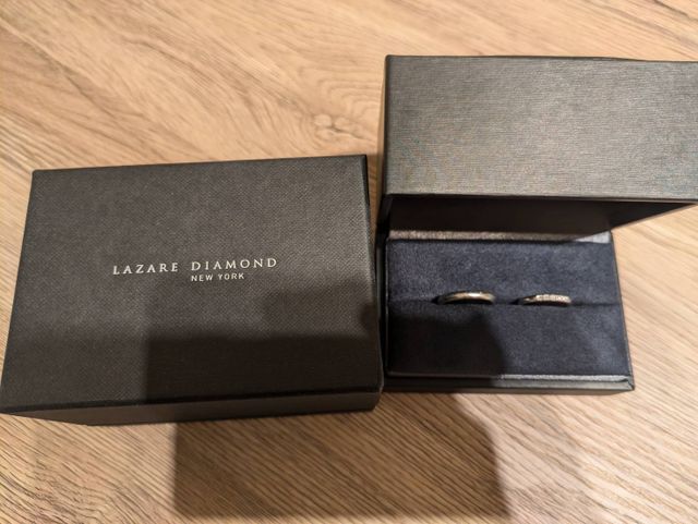 ストレートデザインの指輪でBOXも高級感がある