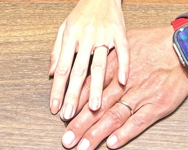 色黒な手に馴染むようゴールドにしました