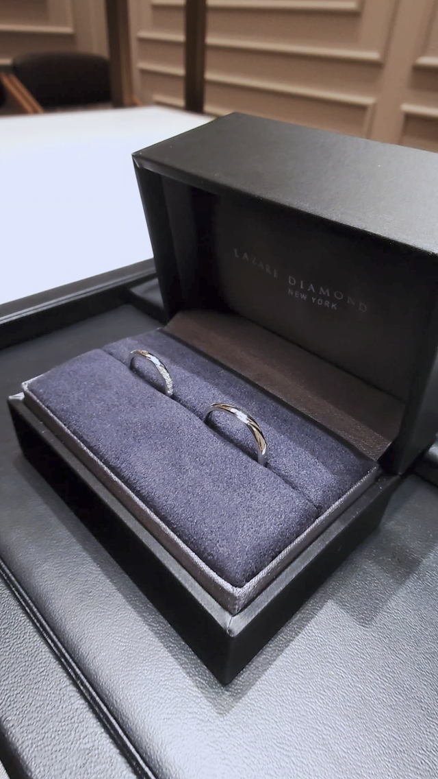 結婚指輪受け取り時に撮影したものになります