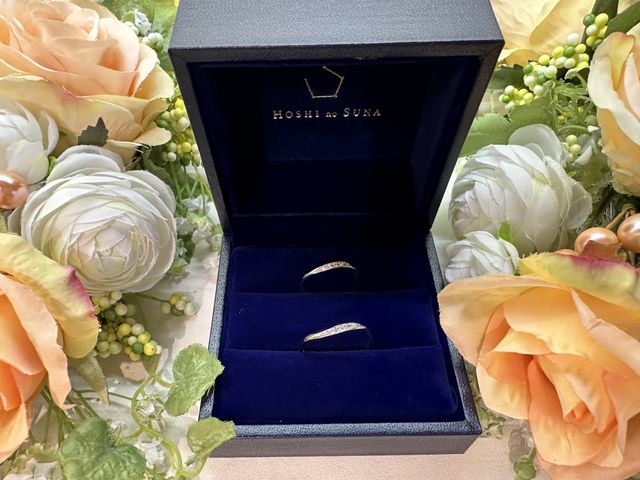 上:妻にはピンクサファイヤ、下:夫にはブルーダイヤモンド。