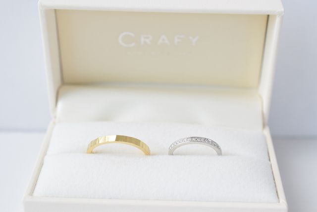 互いの好みを尊重したデザイン。刻印、日付、誕生石はお揃いに。