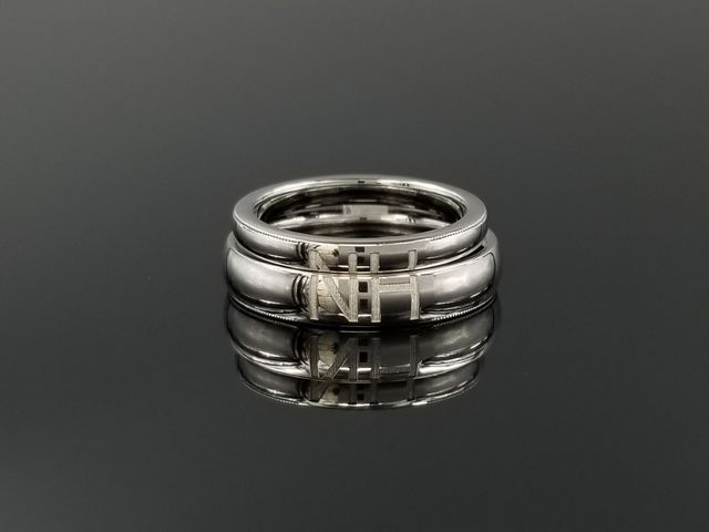 2本合わせると、2人のイニシャルが読めるようになっています。