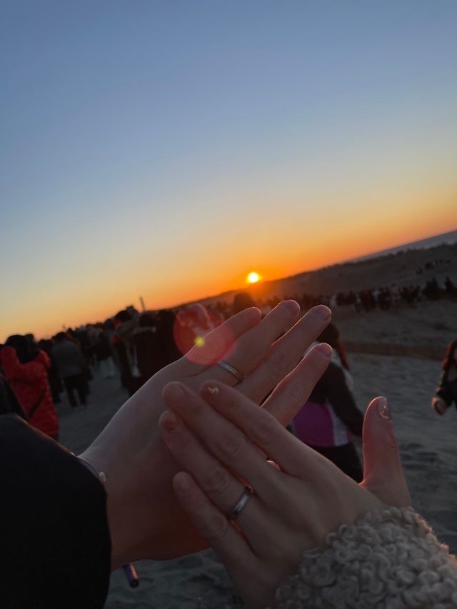 元旦入籍して初日の出とともに撮りました。