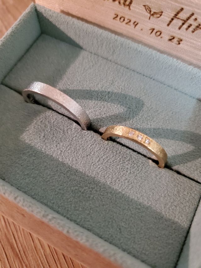 指輪を外している時の定位置。名前と記念日入り可愛いケース。