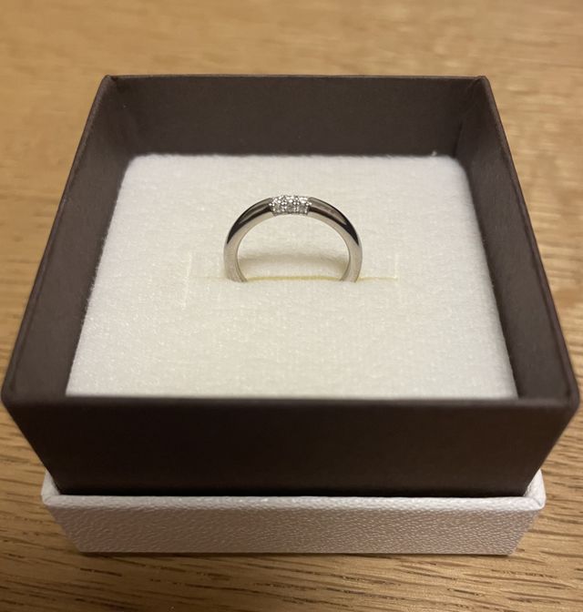 ダイヤ3石がスリーサイドに、計9石ついています