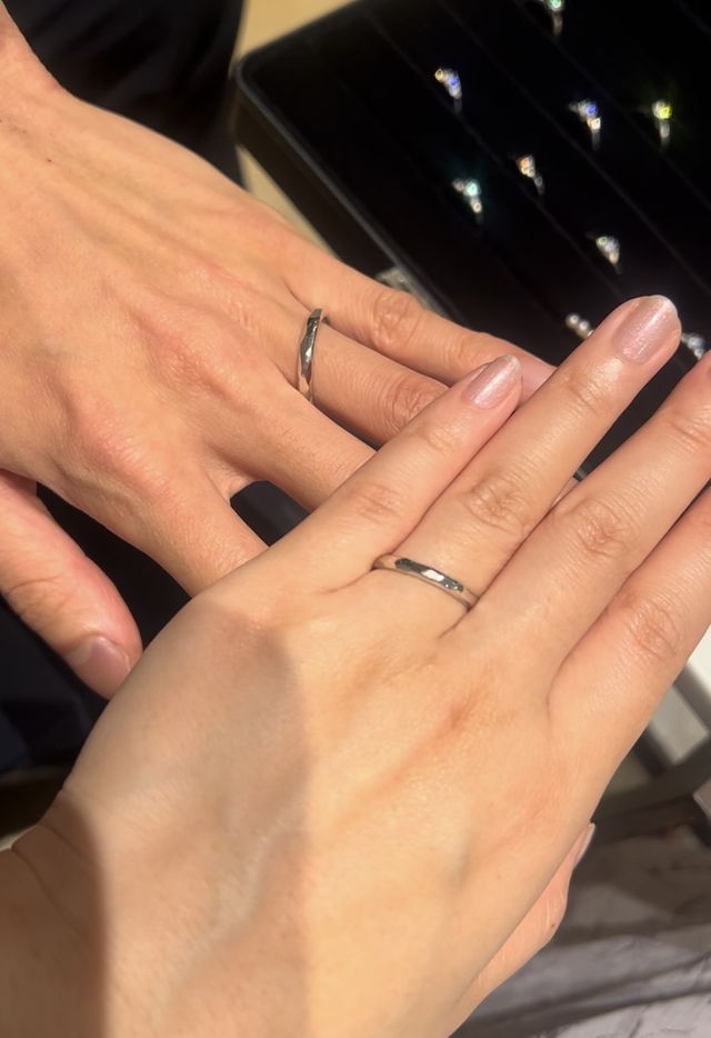 指輪表面にデザインが入っています。