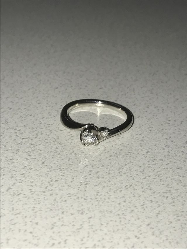 大きいダイヤと小さいダイヤがついている