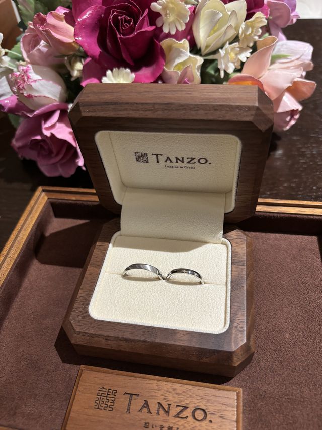 指輪引渡時の写真
胡桃の木箱に入れていただいた