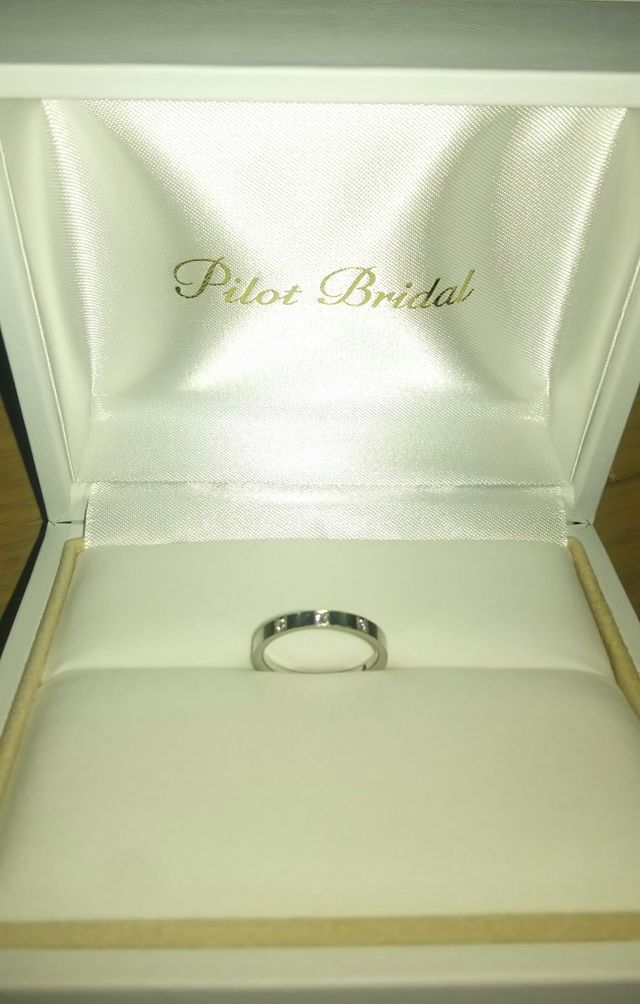 指輪 内側に、サファイアが入っています