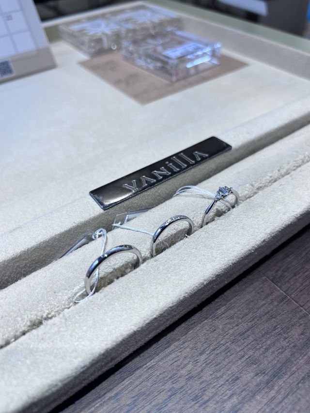 色々な指輪を見せて頂き最終的にこちらを選びました。