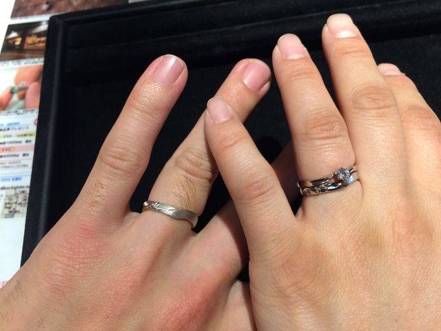 左が夫、右が私です^ ^質感は違いますがデザインは同じです