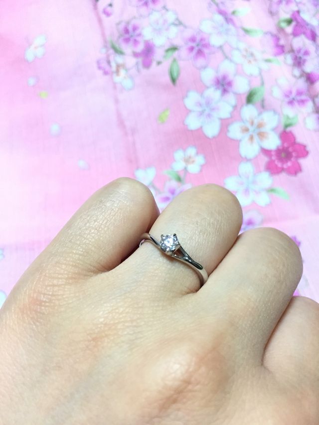 婚約指輪です。実は花びらと桜の幹がデザインされています！