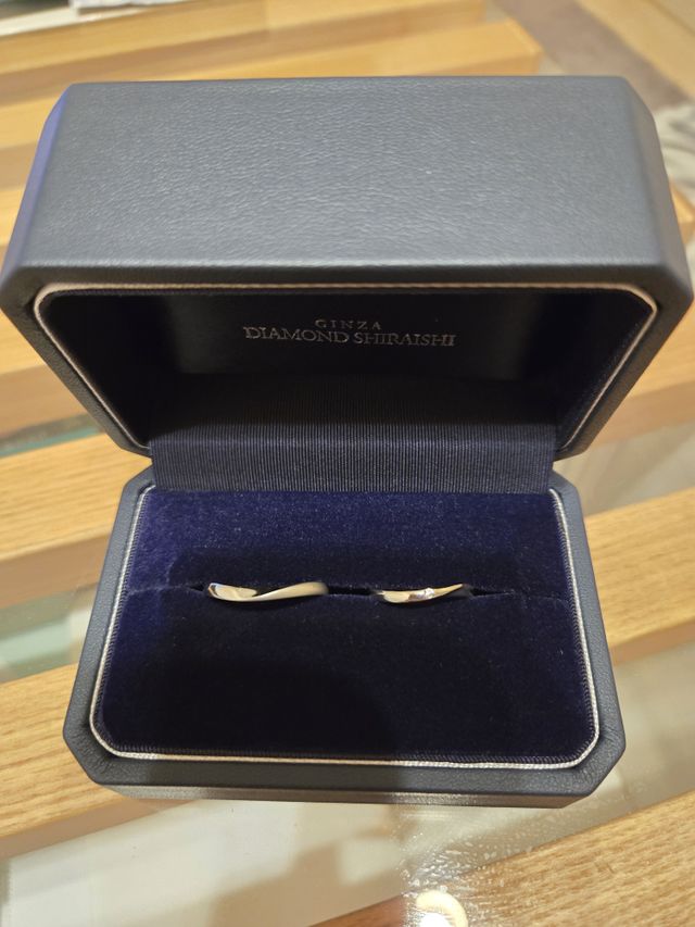 シンプルなデザインで新郎のみマット加工をあり。