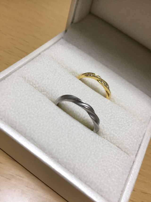 私(男性)の指輪はプラチナにくすみ加工をしていただきました。