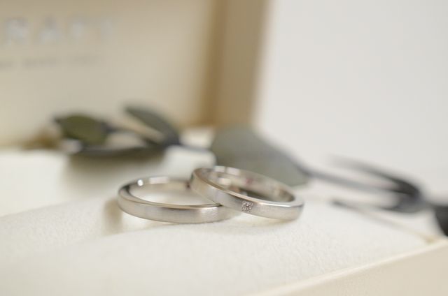 両方ともプラチナです。ヘアライン加工をしています。