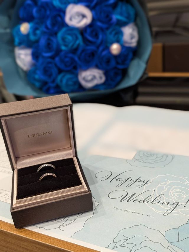 婚姻届とプロポーズでもらった薔薇と一緒に撮りました！