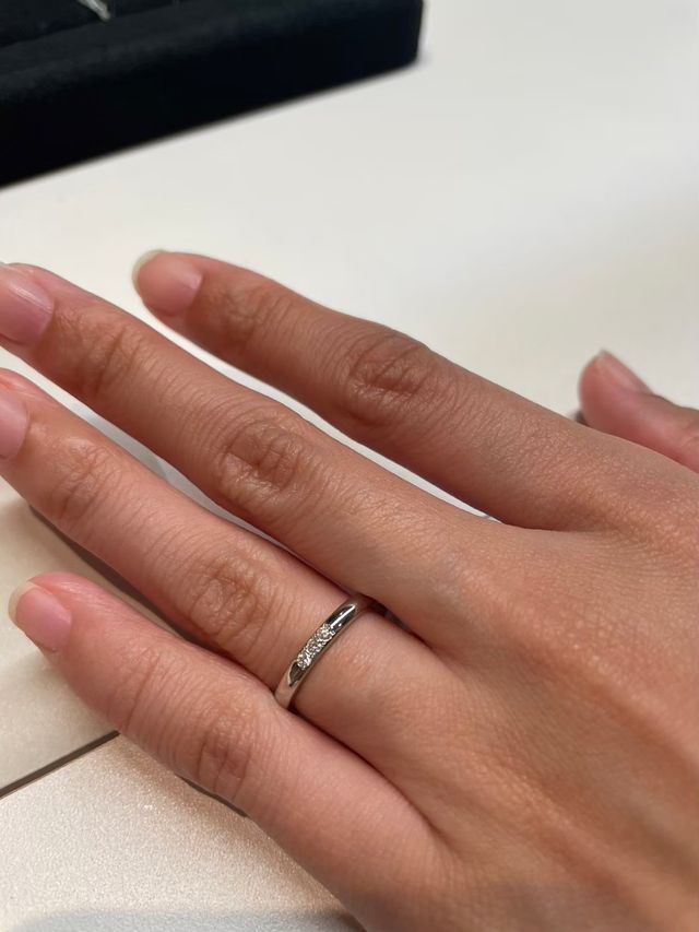 3石のダイヤモンドが輝くストレートタイプ