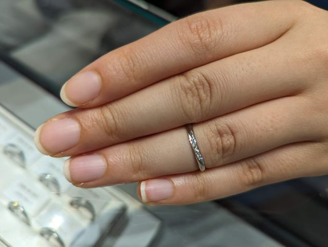 指が太くサンプルが薬指に入りませんでした笑