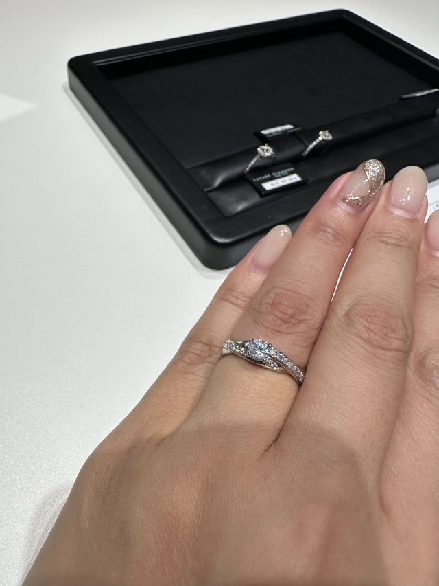 ゴージャスな印象。0.3カラットのダイヤモンドをのせています