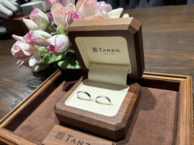 オーダーしていた指輪との初対面。
ケースもオシャレな木製。