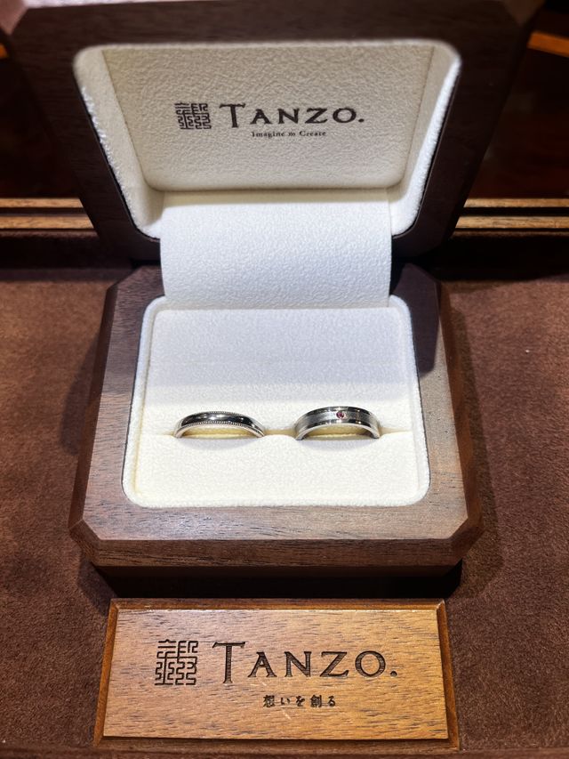 太めの幅、溝にキラキラマット加工、ルビーをつけた

