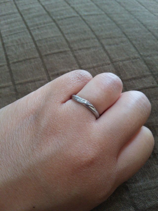 結婚指輪をはめた写真