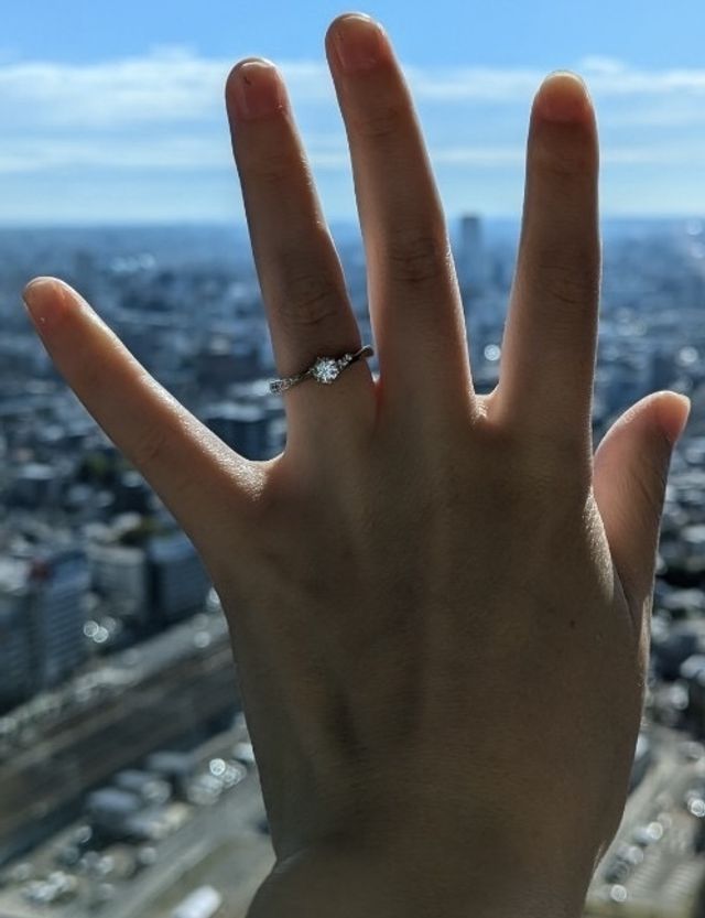プロポーズ後、婚約指輪が気に入った彼女が何枚も撮った内の1枚