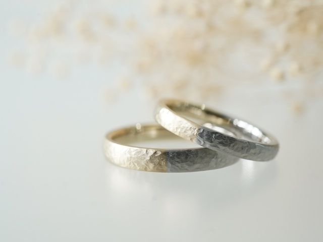 指輪の裏側は打ち目をつけています。
