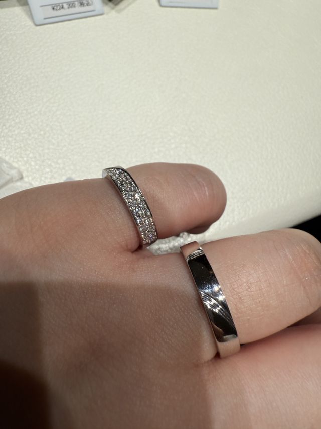 小指が女性用(11号？)
薬指が男性用(17号)