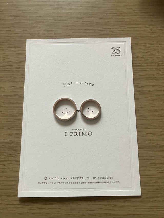 とても可愛いデザインで私はダイアモンドが付いてるものです。