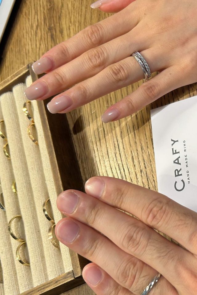 手作りのお店なので、例を試着しています。