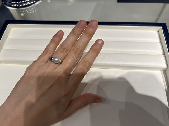 重ね付けしている結婚指輪はDGR-1380Rです。