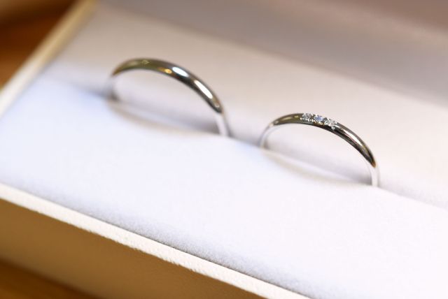 角度によって誕生石の色が変わるのがとても素敵です♪