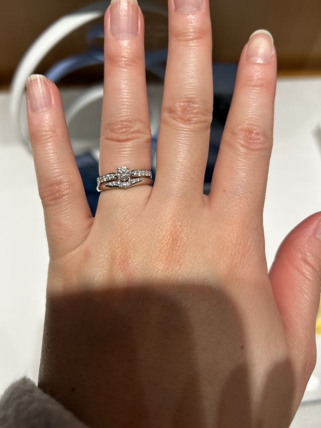 指輪が出来て嬉しくてすぐにその場でつけた写真です。