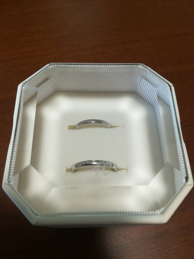ダイヤなしのシンプルなプラチナの指輪にしました