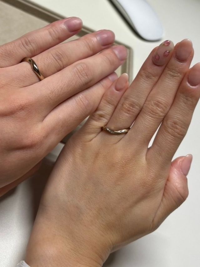 シャンパンゴールドが光り輝く落ち着いた美しい指輪です。