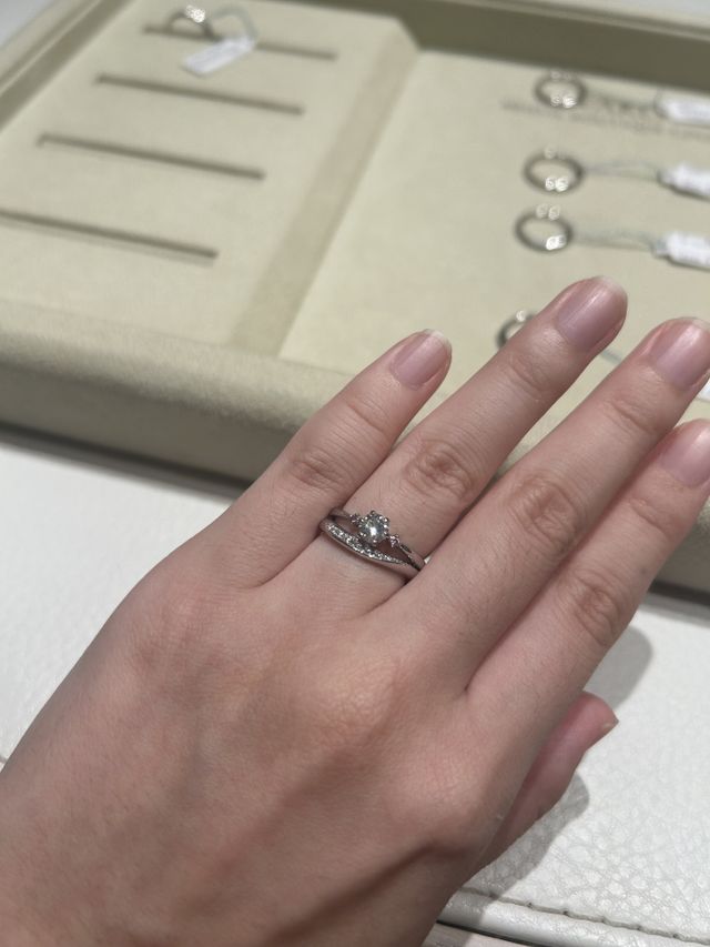 婚約指輪とも重ね付けができ、すっきり細身でした。