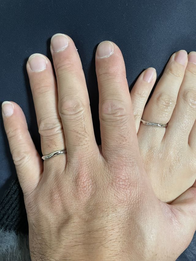 奥さんの手によく似合う可愛い指輪です。