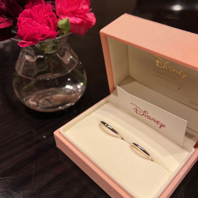 ふたりの出会いのきっかけになったディズニーデザインの結婚指輪