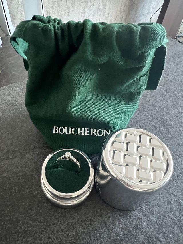 購入時の筒形ボックスとともに。ハーフエタニティリングです。