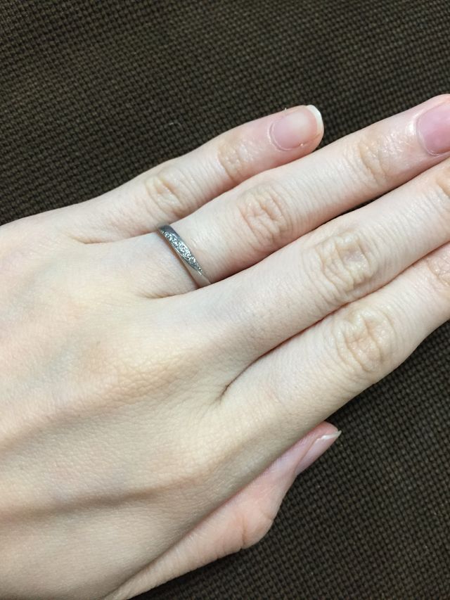 斜めに流れるようなダイアのデザインです