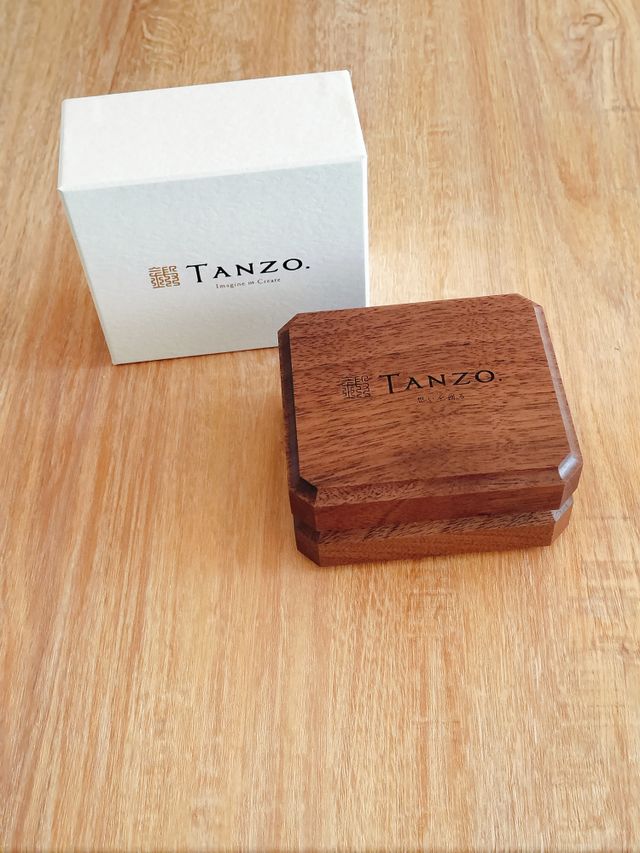 高級感と自然の温もりのある
くるみの木を使ったケースがステキ