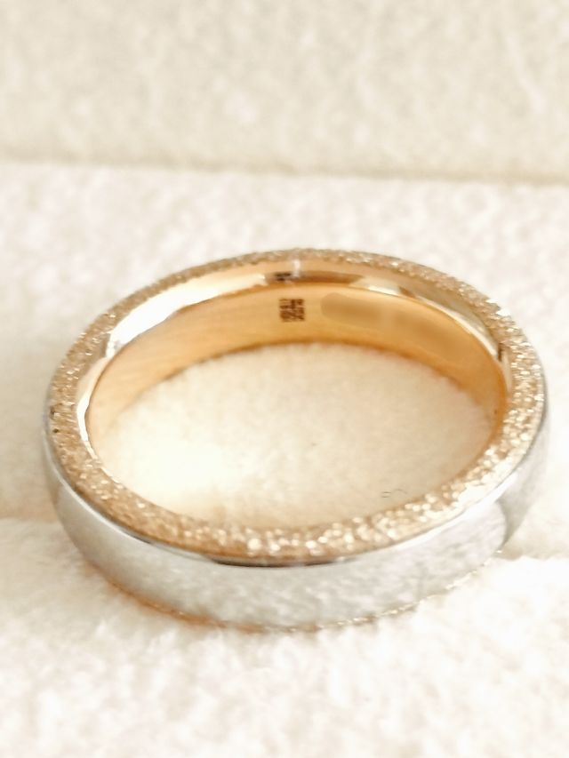 上下スターダスト加工と内側のゴールドが素敵