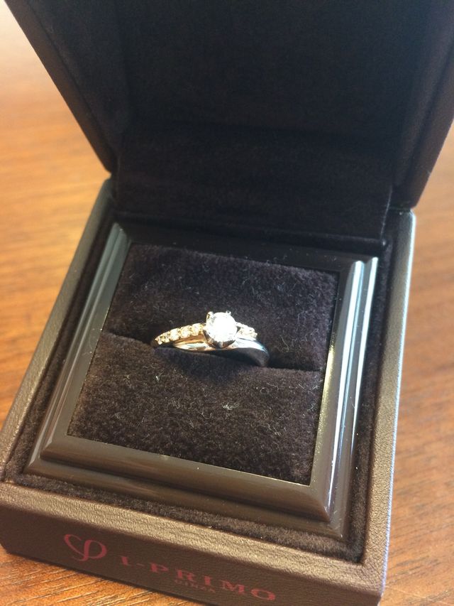 既に持っていたダイヤをセンターにはめてもらいました。