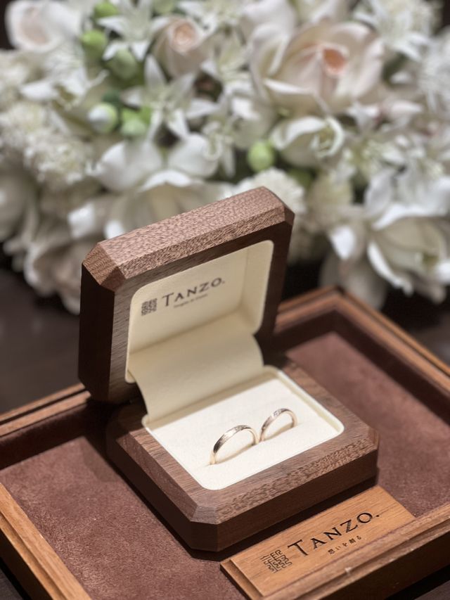 結婚指輪納品時のオリジナルケースを合わせた写真