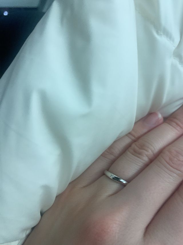 シンプルでどんな服装にも合います。