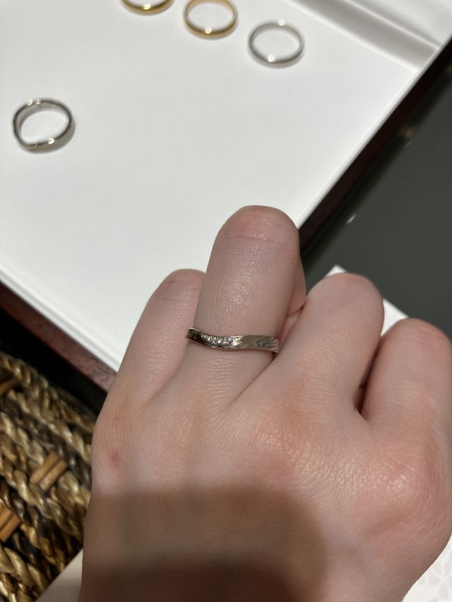 ウェーブの指輪を探していたところこちらをお薦めされました