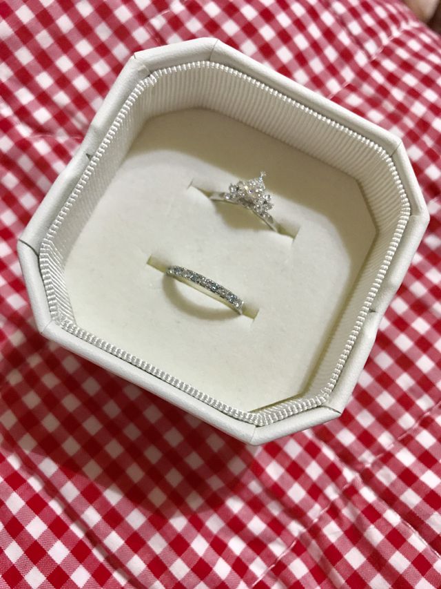 結婚指輪と重ねて着けても可愛いです。