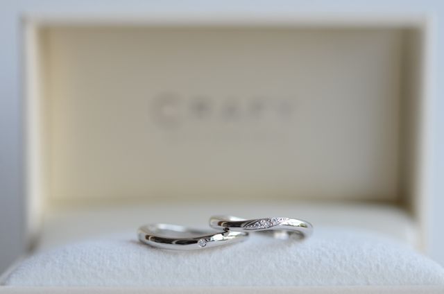 指が綺麗に見えるようなウェーブ形です！